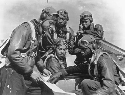 Black WWII Pilot Gives Museum Gold Medal